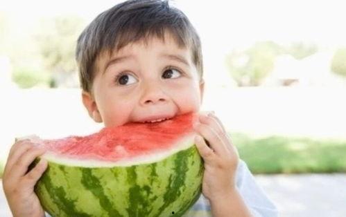 帅哥吃瓜不碰瓜图片,趣味瞬间捕捉