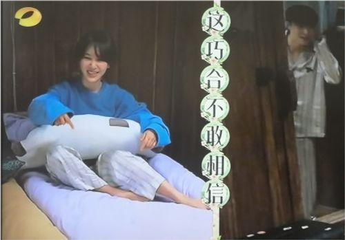 蘑菇屋集体吃瓜,欢乐时光温馨上演