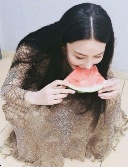 蹲着吃瓜的照片