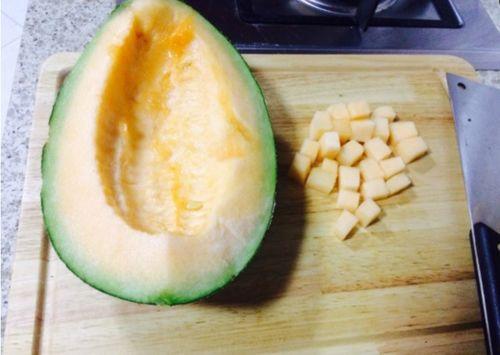 来姨妈吃半个哈密瓜,哈密瓜助力女性健康调理”