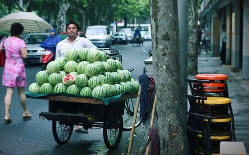 路边吃瓜娃,品味人间烟火气——路边吃瓜娃的市井生活