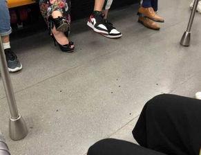 地铁上看见别人吃瓜,一幕日常生活中的趣味瞬间